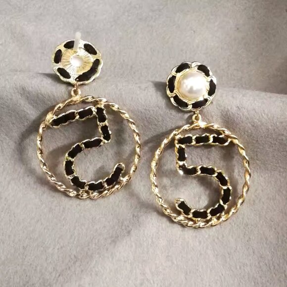 NWT Luxury Jewelry XL Letter #5 Circle Pearl Earrings - Picture 2 of 2
